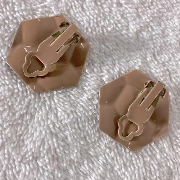 Vintage Nude Painted Textured Metal Hexahon  Clip On Earrings - Picture 2 of 6